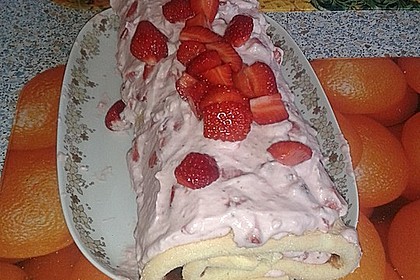 Biskuitrolle mit Erdbeerfüllung 63