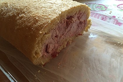 Biskuitrolle mit Erdbeerfüllung 26