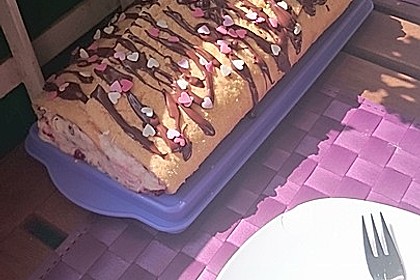 Biskuitrolle mit Erdbeerfüllung 48