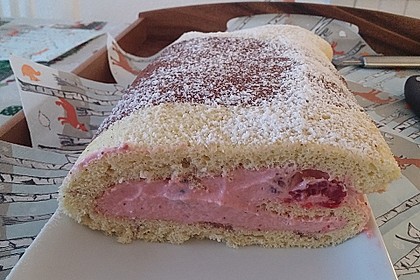 Biskuitrolle mit Erdbeerfüllung 59