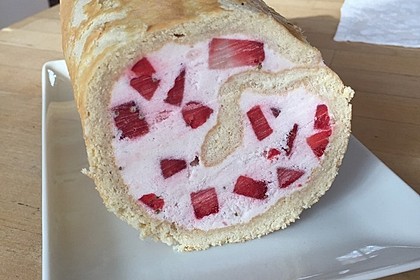Biskuitrolle mit Erdbeerfüllung 24