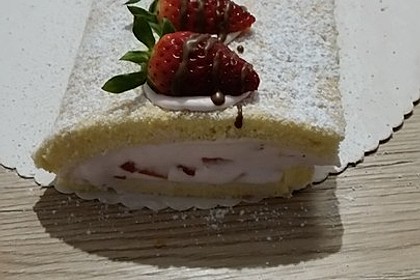 Biskuitrolle mit Erdbeerfüllung 34