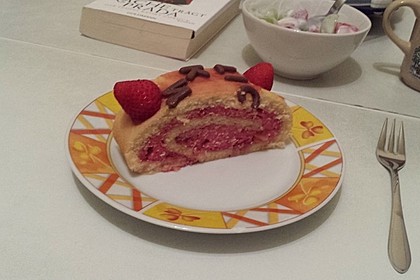 Biskuitrolle mit Erdbeerfüllung 57