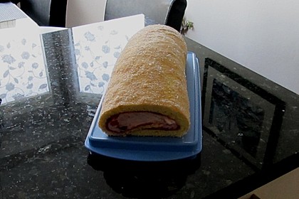 Biskuitrolle mit Erdbeerfüllung 41