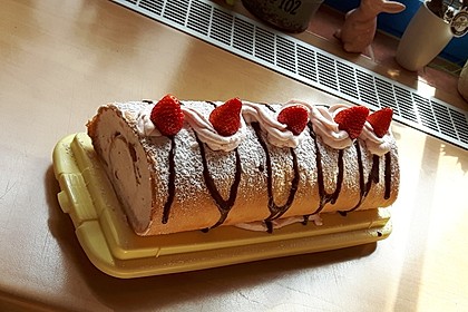 Biskuitrolle mit Erdbeerfüllung 7