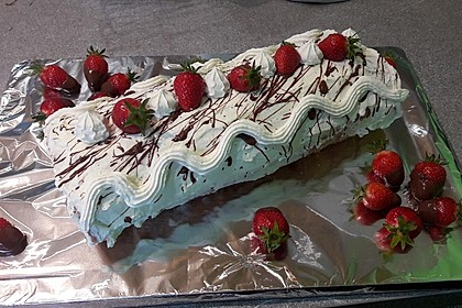 Biskuitrolle mit Erdbeerfüllung 5