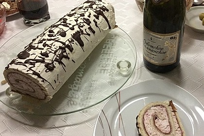Biskuitrolle mit Erdbeerfüllung 3