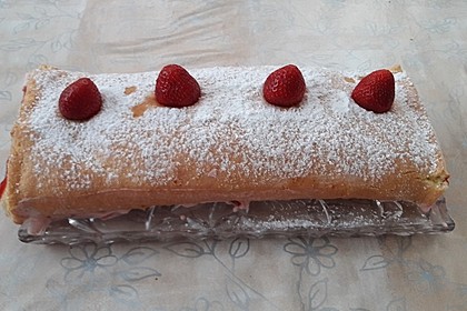 Biskuitrolle mit Erdbeerfüllung 25