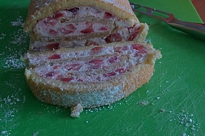 Biskuitrolle mit Erdbeerfüllung 29