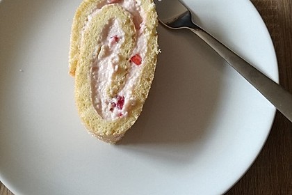 Biskuitrolle mit Erdbeerfüllung 30