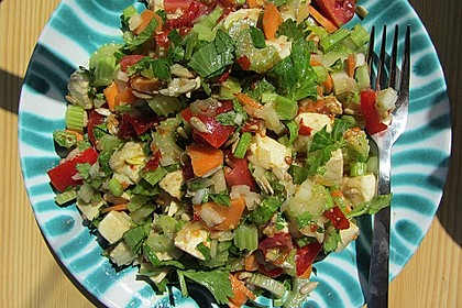Bunter Mozzarellasalat mit Stangensellerie und N&uuml;ssen