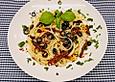 Schnelle Spaghetti mit getrockneten Tomaten, Oliven und Chili