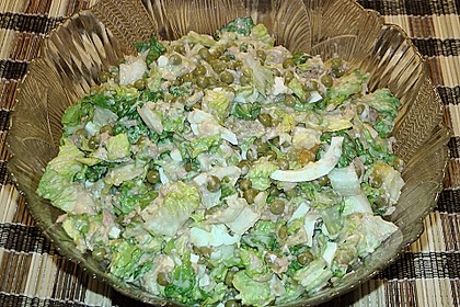 Knackiger Salat mit Thunfisch, Ei und Erbsen