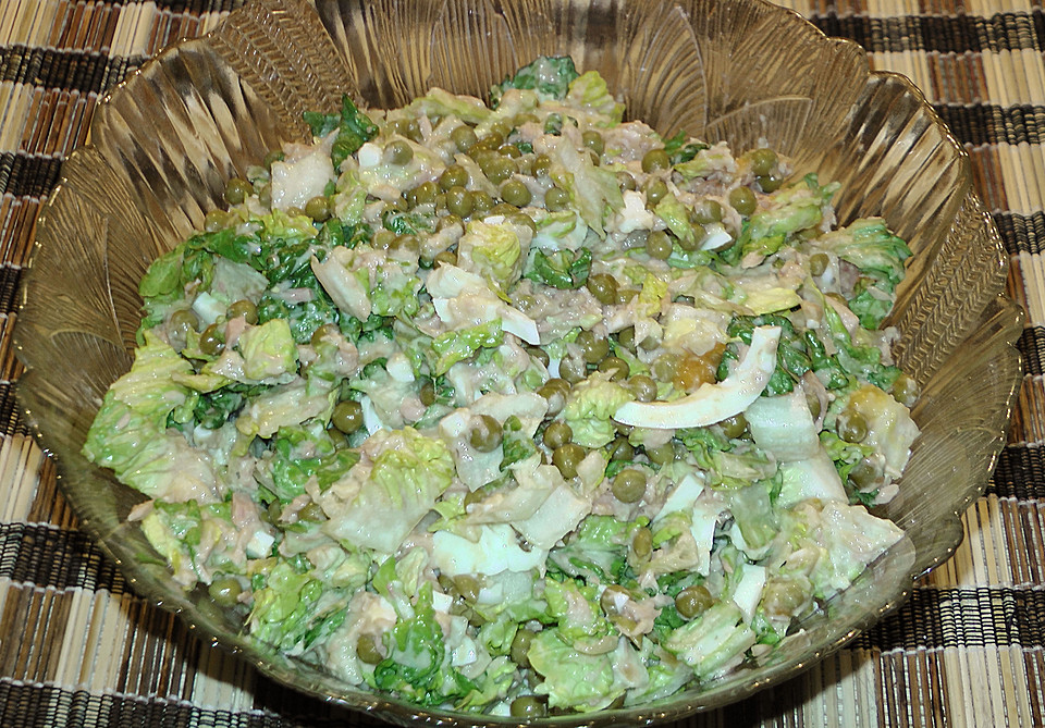 Knackiger Salat mit Thunfisch, Ei und Erbsen (Rezept mit Bild ...