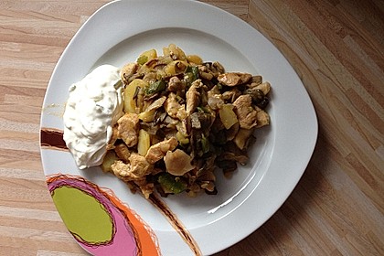 H&auml;hnchen-Kartoffelpfanne mit Mischpilzen und Paprika