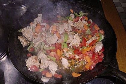 Reispfanne mit Gefl&uuml;gel und Gem&uuml;se