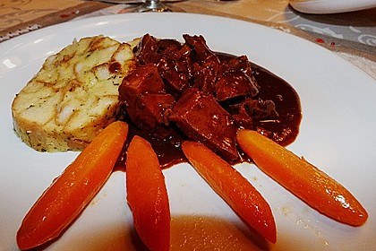 Kaninchengulasch mit Serviettenkn&ouml;del