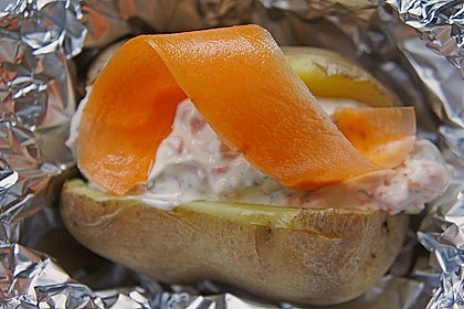 Folienkartoffeln mit M&ouml;hren-Kr&auml;uterso&szlig;e