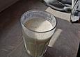 Bananen-Ingwer-Milch mit Kokos und Zimt
