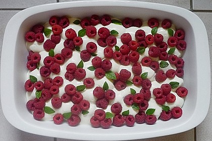 Mini-Windbeutel mit Milchmädchen-Quarkcreme und Himbeeren