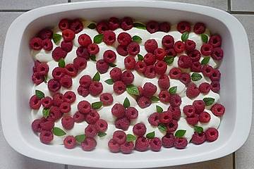 Mini-Windbeutel mit Milchmädchen-Quarkcreme und Himbeeren