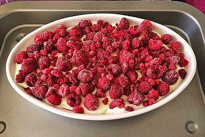 Mini-Windbeutel mit Milchmädchen-Quarkcreme und Himbeeren 15