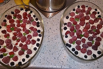 Mini-Windbeutel mit Milchmädchen-Quarkcreme und Himbeeren 8