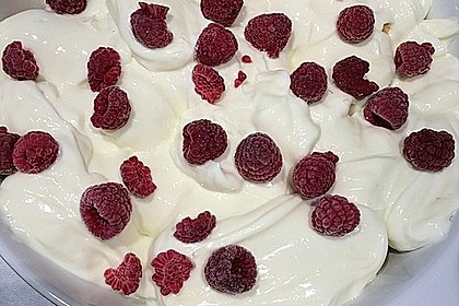 Mini-Windbeutel mit Milchmädchen-Quarkcreme und Himbeeren 17