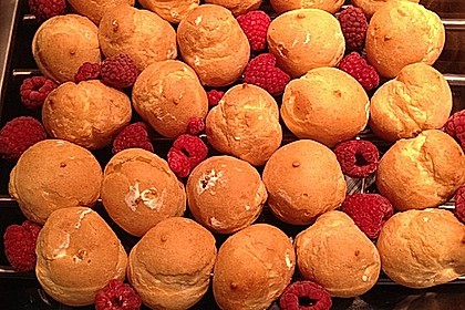 Mini-Windbeutel mit Milchmädchen-Quarkcreme und Himbeeren 16
