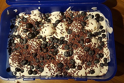 Mini-Windbeutel mit Milchmädchen-Quarkcreme und Himbeeren 25
