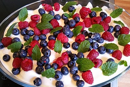 Mini-Windbeutel mit Milchmädchen-Quarkcreme und Himbeeren 1