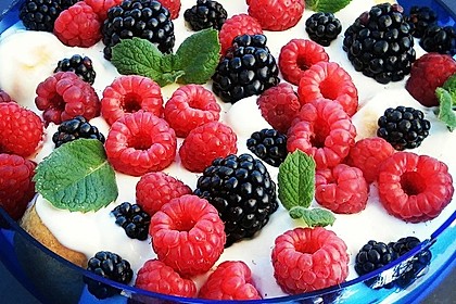 Mini-Windbeutel mit Milchmädchen-Quarkcreme und Himbeeren 2