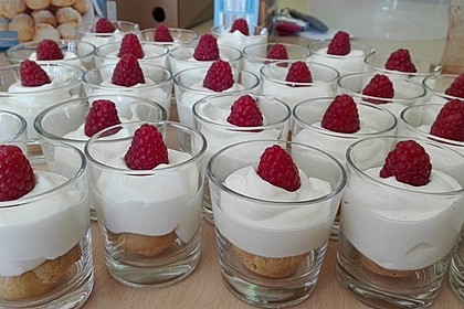 Mini-Windbeutel mit Milchmädchen-Quarkcreme und Himbeeren 5