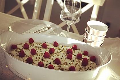 Mini-Windbeutel mit Milchmädchen-Quarkcreme und Himbeeren 6