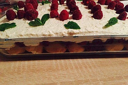 Mini-Windbeutel mit Milchmädchen-Quarkcreme und Himbeeren 12