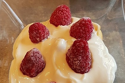 Mini-Windbeutel mit Milchmädchen-Quarkcreme und Himbeeren 27