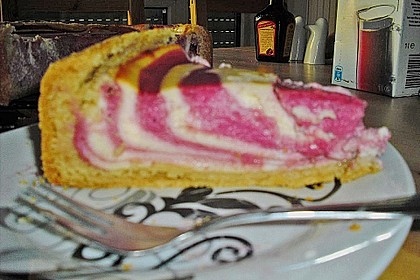 Zebra-Himbeer-K&auml;sekuchen