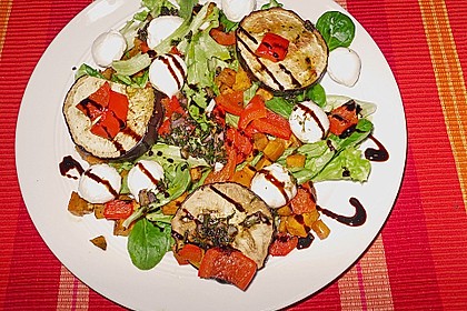 S&uuml;&szlig;kartoffelsalat mit Auberginen und Paprika