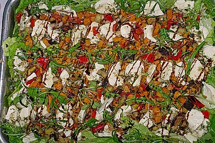 S&uuml;&szlig;kartoffelsalat mit Auberginen und Paprika 1