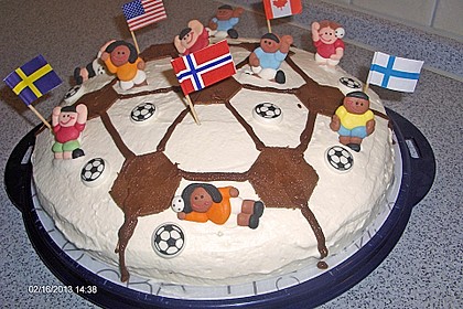 Fu&szlig;balltorte mit Erdbeer-Sahne 2