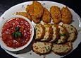 Chick&acute;n Roll oder Chicken Nuggets mit Paprika-Tomatenso&szlig;e