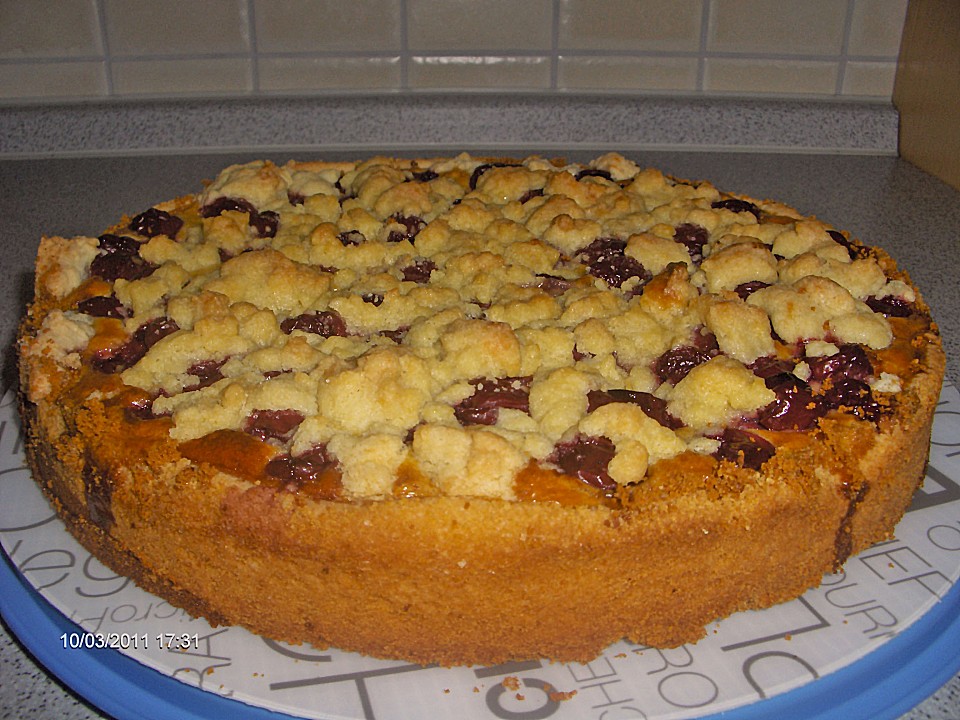 Pfirsich-Kirsch Kuchen mit Rahmguss und Streuseln (Rezept mit Bild ...