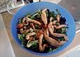 Bunter Salat mit Putenbruststreifen