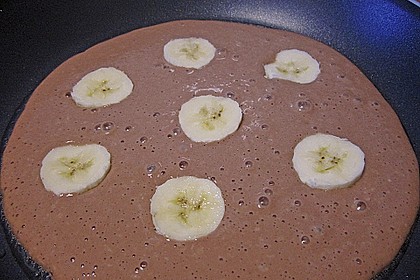 Schokoladen-Kokos-Pfannkuchen mit Banane