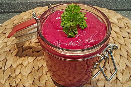 Rote Bete Hummus mit Joghurt