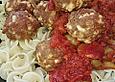 Sizilianische Fleischb&auml;llchen mit Tomaten-Oliven-Sauce