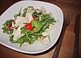 Rucola-Salat mit Datteltomaten, Pinienkernen und Parmiggiano