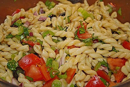 Nudelsalat mit Staudensellerie