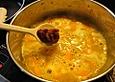 Nudeln mit milder K&uuml;rbissauce und W&uuml;rstchen
