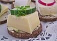 Pumpernickel-Gouda Fingerfood